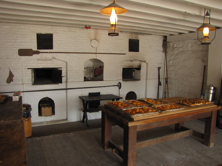 In this kitchen they bake very delicious apple pies. 